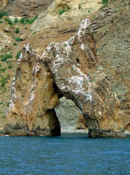 Скала Аркой Фоне Горного Побережья — стоковое фото