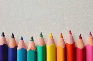 Beyaz arka planda izole edilmiş renkli kalemler yakın plan. Boşluğu kopyala
