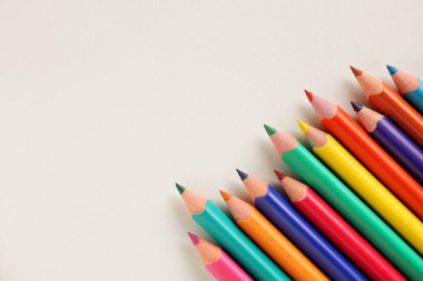 Beyaz arka planda izole edilmiş renkli kalemler yakın plan. Boşluğu kopyala