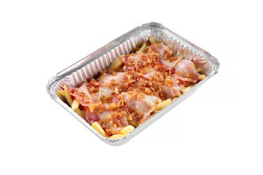 Beyaz arka planda patates ve peynirli pastırma, izole edilmiş. yemek servisi fast food