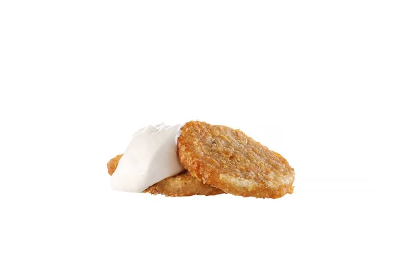 Kartoffelpuffer auf weißem Hintergrund, isoliert. Fast food — Stockfoto