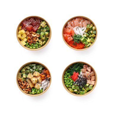 Beyaz arka planda, izole edilmiş kaseler. Yemek teslimatı, fast food. Geleneksel Hawaii yemekleri. Güzel diyet. Sağlıklı yemek.