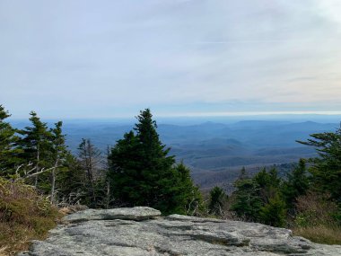 Kuzey Carolina 'da dağın tepesinde gün batımı
