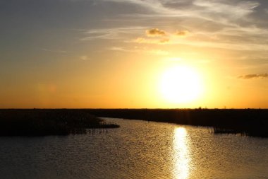 Akşamları bataklıklar nehrinde gün batımı