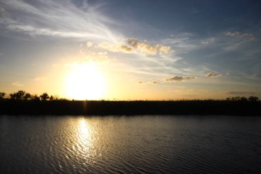 Akşamları bataklıklar nehrinde gün batımı