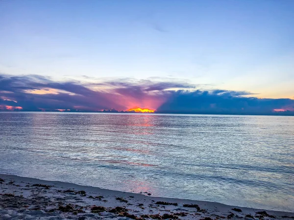 Pembe güneş Meksika Körfezi 'nde batıyor. Sanibel Adası, Florida.