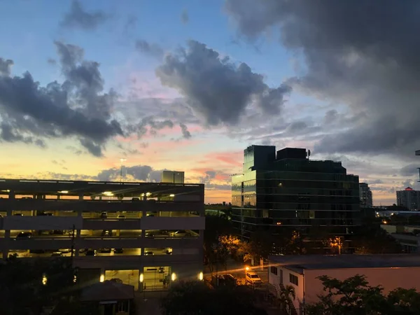 Parcheggio Garage Nel Centro Della Città Tramonto — Foto Stock