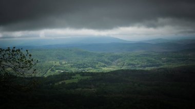 Buffalo Nehri Kanyonu, Arkansas Ozarks 'ın Boston Sıradağları' ndaki Judea Dağı 'nın zirvesinde fırtına sırasında.
