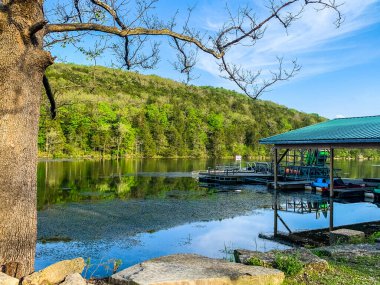 Eureka Springs, Arkansas 'taki Leatherwood Gölü' ne kayıklar yanaştı.