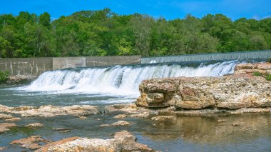 Joplin, Missouri 'deki Shoal Creek' te Grand Falls.