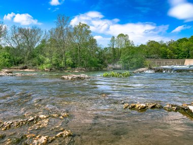 Joplin, Missouri 'deki Shoal Creek' te Grand Falls.