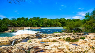 Joplin, Missouri 'deki Shoal Creek' te Grand Falls.