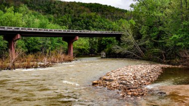 Buffalo Nehri 'nin taşkın suları Arkansas' ta yüksek bir köprünün altından akıyor.
