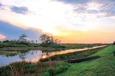 Florida bataklıklarında gün batımının yansımaları