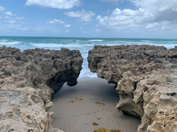 フロリダ州木星のブローリングロック保護区のビーチの岩 — ストック写真