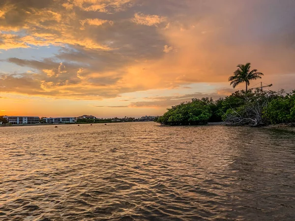 Sonnenuntergang Über Den Mangroven Und Meertrauben Auf Jupiter Island Florida — Stockfoto