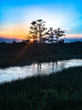 Louisiana 'da renkli bataklık günbatımı Amerikan değerlerini yansıtıyor.