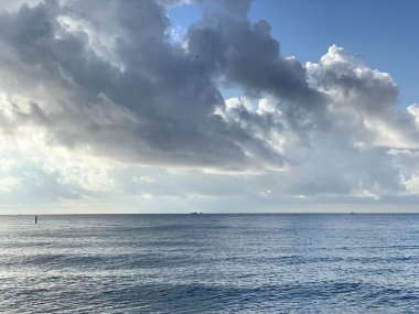 Okyanusta gün batımında bir gemi..