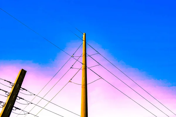 Блакитне Небо Накладні Лінії Електропередач Трансформатори Болоті — стокове фото