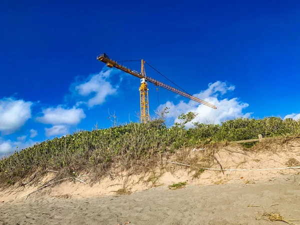 Grúa Construcción Una Duna Arena Playa — Foto de Stock