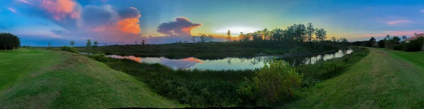 アメリカの価値観を反映してルイジアナ州のカラフルな沼の夕日 — ストック写真