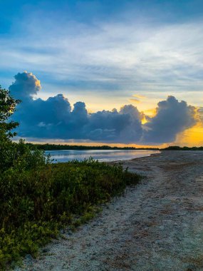 Kaplankuyruğu Sahili 'nde gün batımı San Marco Adası, Florida