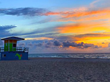 Kaplankuyruğu Sahili 'nde gün batımı San Marco Adası, Florida