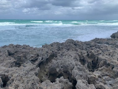 Güneşin doğuşu ve kızgın dalgalar Jüpiter 'deki Blowing Rock Preserve' de, Florida sahilinde.