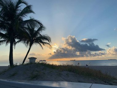 Okyanusta gün batımında bir gemi..