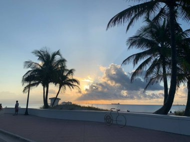 Okyanusta gün batımında bir gemi..