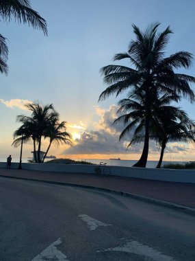 Okyanusta gün batımında bir gemi..