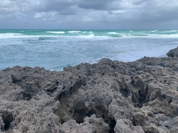 Güneşin doğuşu ve kızgın dalgalar Jüpiter 'deki Blowing Rock Preserve' de, Florida sahilinde.