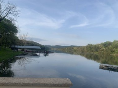 Açık bir günde göldeki bir dağın yansıması.