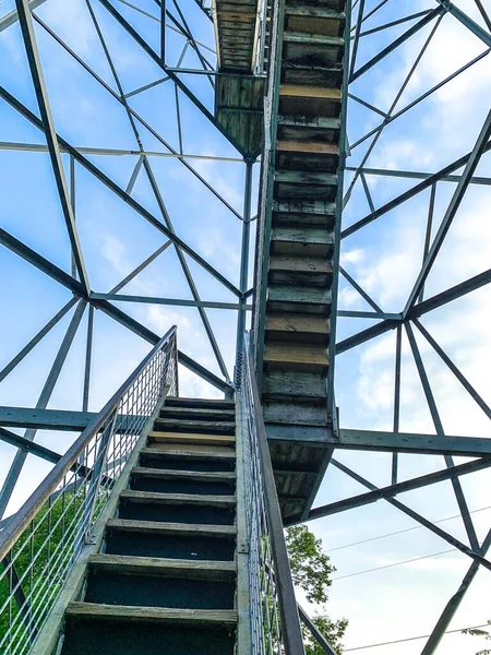 Torre Alta Con Escaleras Metal Que Conducen Una Plataforma Observación — Foto de Stock