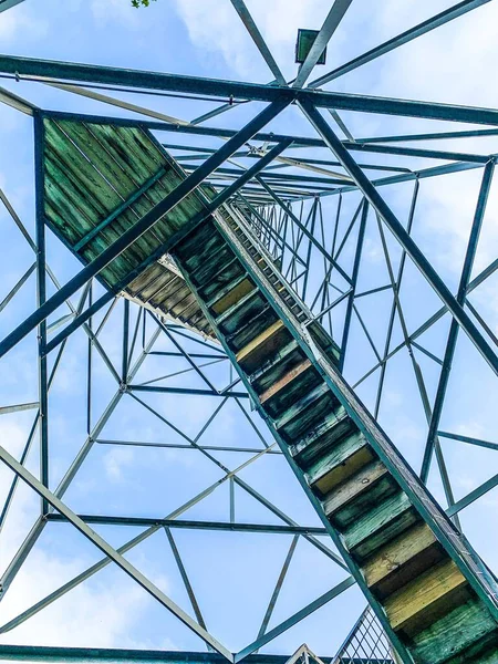 Torre Alta Con Escaleras Metal Que Conducen Una Plataforma Observación — Foto de Stock