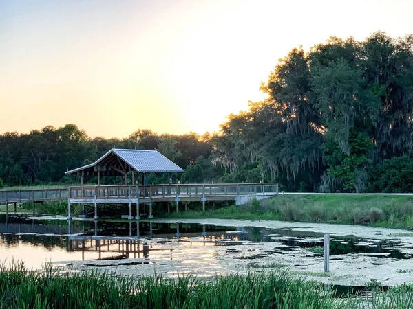 フロリダ湿地の木造パビリオン — ストック写真