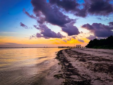 Güneş doğarken Sanibel Adası 'ndaki Deniz Feneri Sahil Parkı