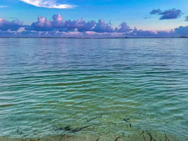 Farbenfrohes Wasser Das Den Sonnenaufgang Morgengrauen Sanibel Widerspiegelt — Stockfoto