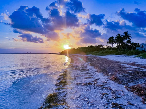 Güneş doğarken Sanibel Adası 'ndaki Deniz Feneri Sahil Parkı