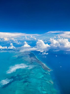 Grand Bahama adasının havadan görünüşü ve berrak su