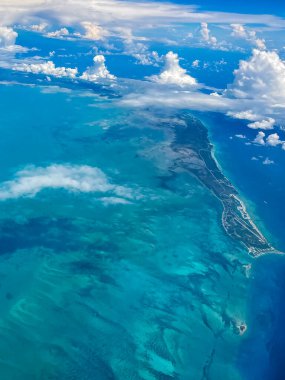 Grand Bahama adasının havadan görünüşü ve berrak su