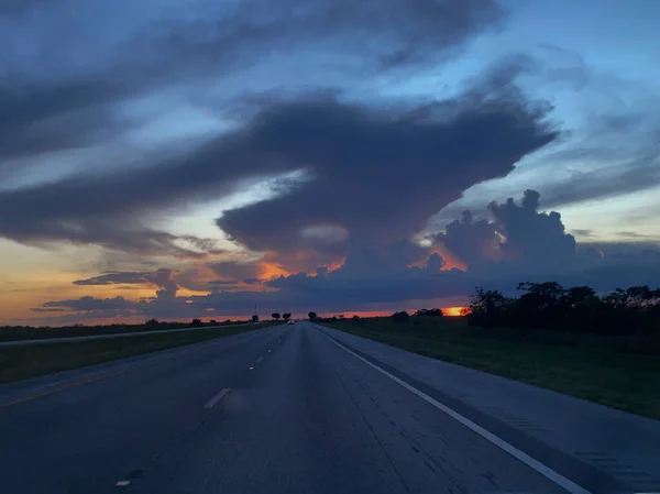 飓风期间路易斯安那州沼泽地的雨云 — 图库照片