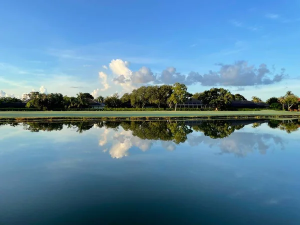 Vacker Blå Himmel Reflekterar Vattnet Avloppskanalerna Träsket — Stockfoto