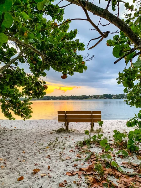 Ruhige Bank Ufer Bei Sonnenaufgang — Stockfoto