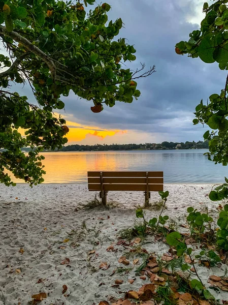 Ruhige Bank Ufer Bei Sonnenaufgang — Stockfoto