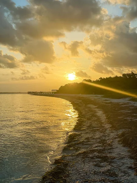 Große Orangefarbene Sonne Hinter Der Strandlandschaft — Stockfoto