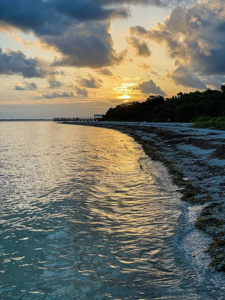 Große Orangefarbene Sonne Hinter Der Strandlandschaft — Stockfoto