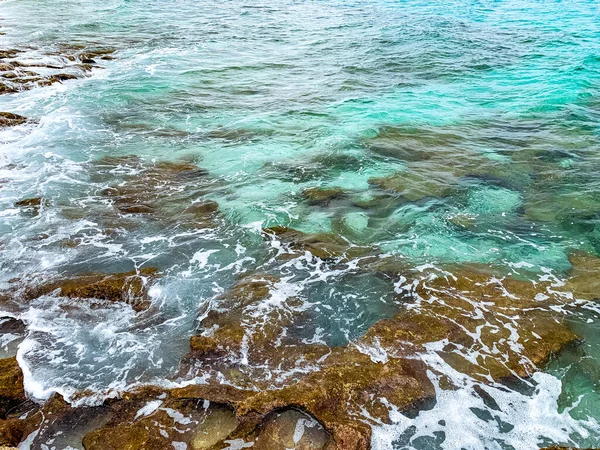 夏天海浪在悬崖上飞溅 — 图库照片