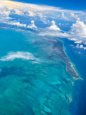 Grand Bahama adasının havadan görünüşü ve berrak su