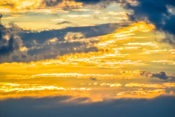 Turuncu Güneş Şafak Günbatımında Gökyüzünde Fırtına Bulutları Arasında Parlar — Stok fotoğraf